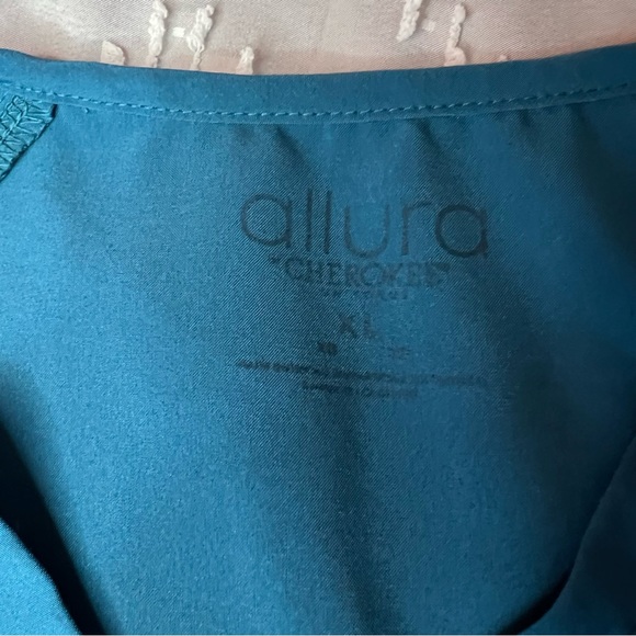 🌸Cherokee Caribbean Blue Scrub Top XL - Picture 2 of 2
